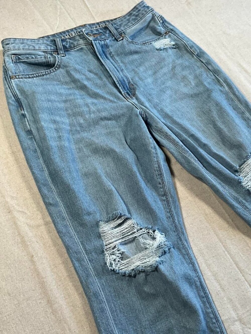 Womens American Eagle Distressed Light Wash X-Short Mom Blue Jeans (Sz 6)